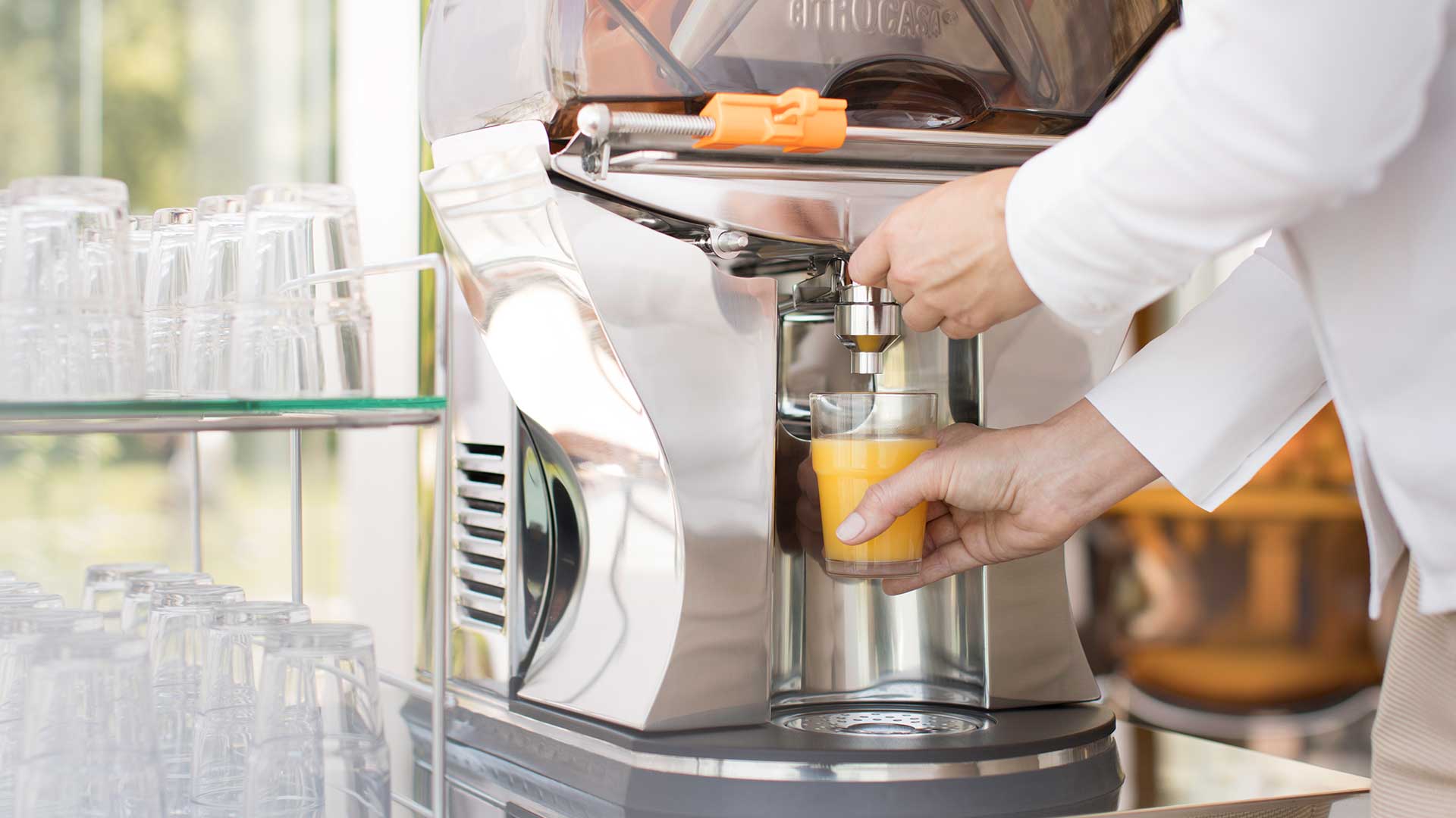 Aus Fantastic F/SB Juicer wird Orangensaft gezapft